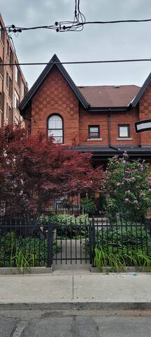 Cozy Victorian Home in Prime Location Little Italy gallery image 3
