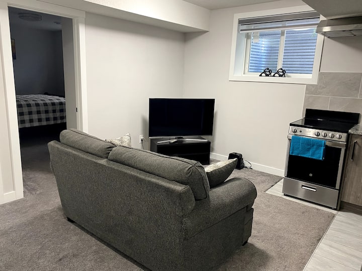 Adorable 2-bedroom Suite/ Free Street Parking - Airdrie