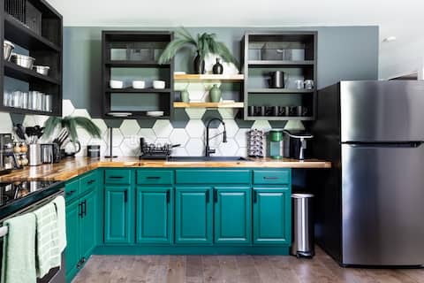 Crisp modern pet friendly cabin