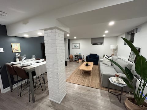 Top performing Airbnb: The Roncy Retreat in Parkdale—High Park