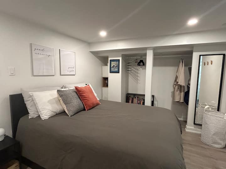 Cómodo dormitorio queen con un montón de espacio de almacenamiento y sábanas adicionales.