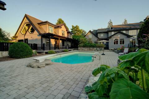 Lux Mansion, sleeps 22, pool, hot tub, gym, office