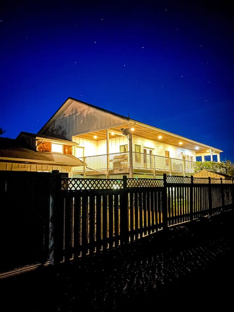 Lake Front Family Retreat Home/ Boat House