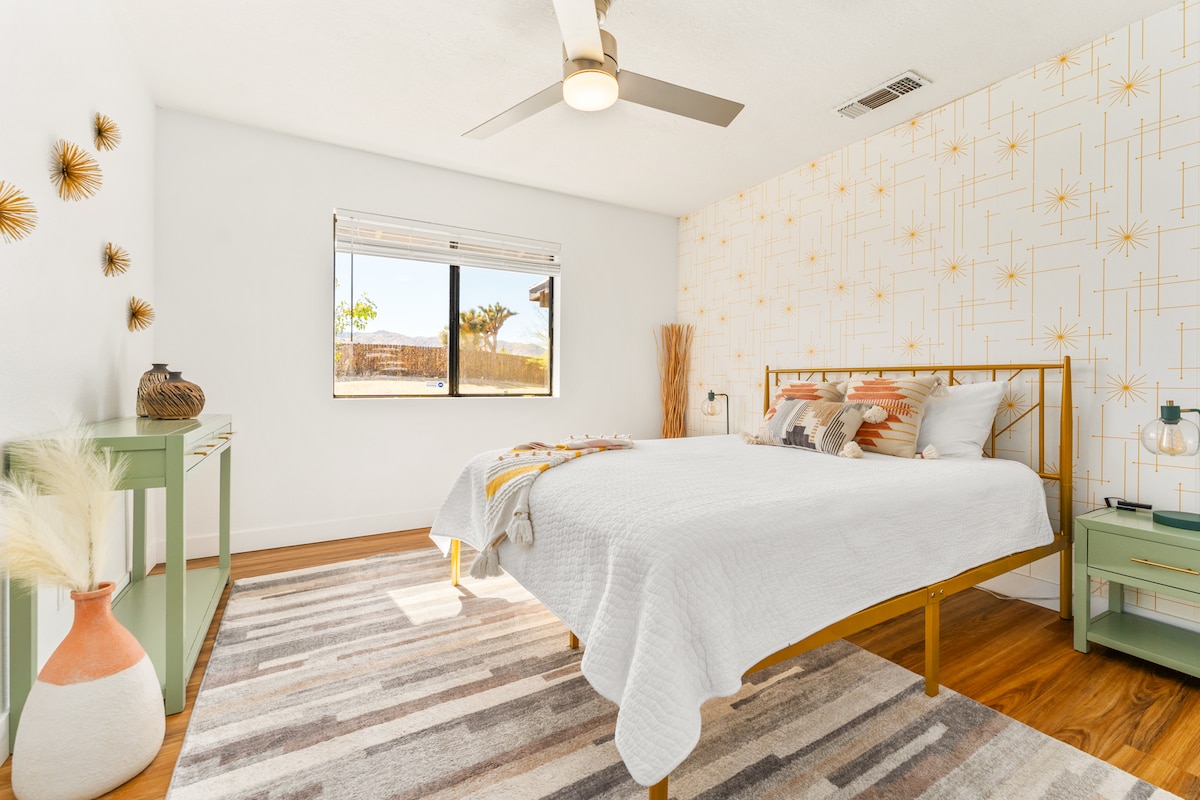 غرفة سبوتنيك: استرح في سريرنا الملكي مع أغطية جديدة وبطانيات خفيفة الوزن يتم غسلها بعد كل ضيف. توجد بطانية أكثر دفئًا إضافية في الخزانة