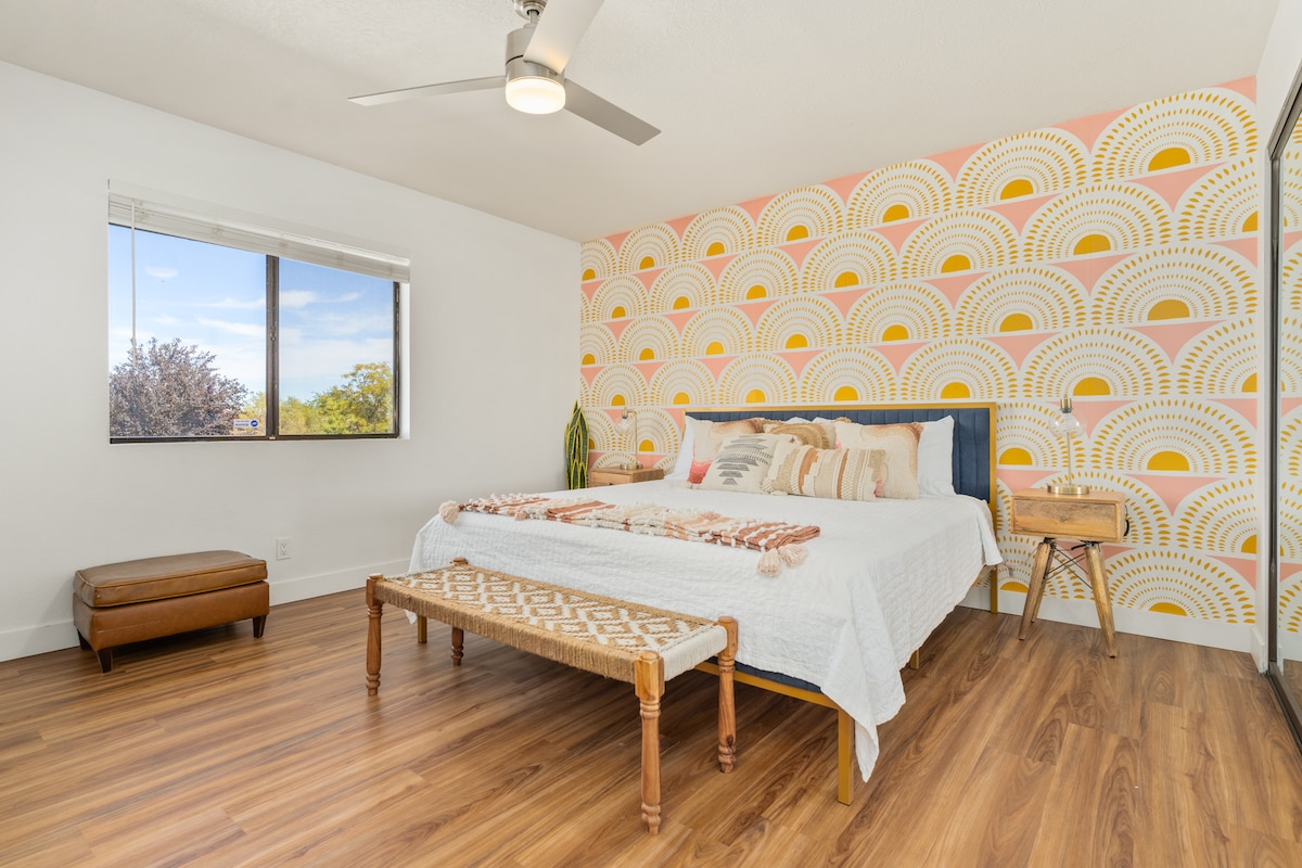 غرفة النوم الرئيسية لدينا مع سرير كبير، وبياضات جديدة، وبطانيات خفيفة الوزن مغسولة، ومروحة سقف، وحمام خاص، ونافذة كبيرة. احزم أمتعتك والعب في الخزانة. 