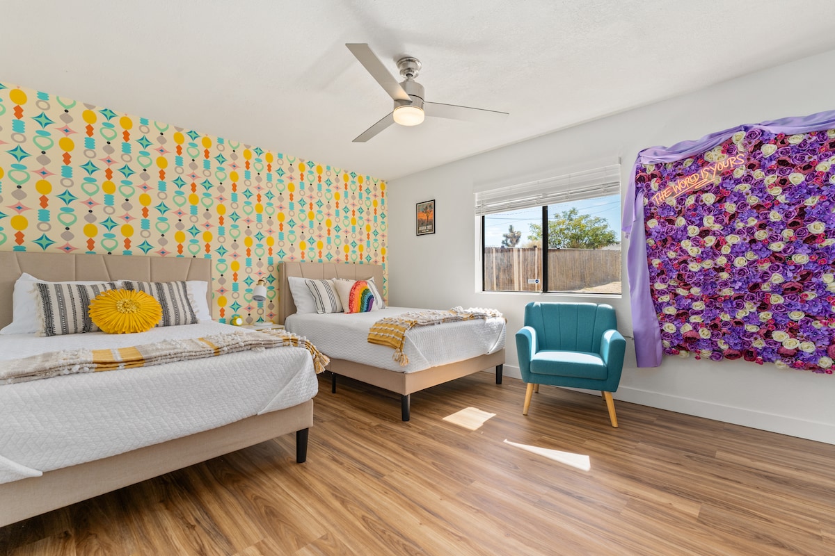 غرفة نومنا الغريبة: استرح في أحد السريرين الكاملين مع بياضات جديدة وبطانيات خفيفة الوزن يتم غسلها بعد كل ضيف. يتوفر أيضًا سرير واحد في الخزانة. يمكن أيضًا العثور على بطانيات دافئة في الخزانة