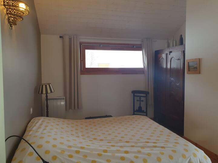 Chumba cha kulala kwenye ghorofa ya chini kina dirisha upande wa mashariki