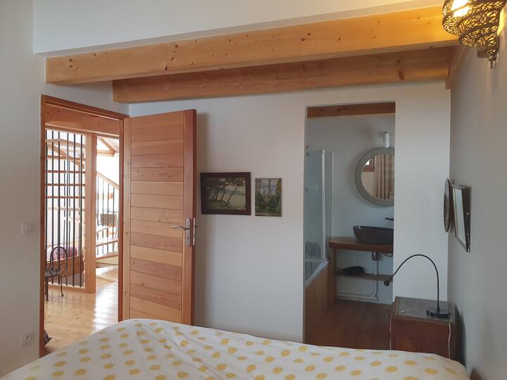 chumba cha kulala kwenye ghorofa ya chini na bafu lake