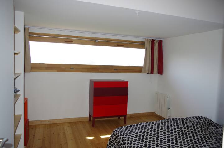 chumba cha kulala cha pili na dirisha lake la panoramu linaloelekea kusini