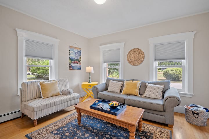Charming 3 Bedroom Concord New Englander - Concord