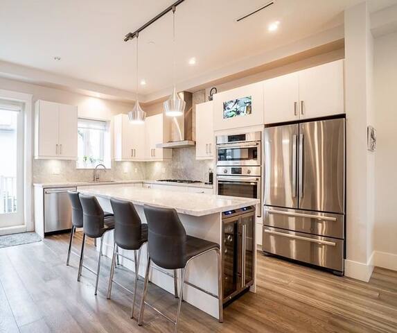 Modern home, sleeps 6-8, centrally located gallery image 4