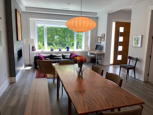 Modern home, sleeps 6-8, centrally located gallery image 2