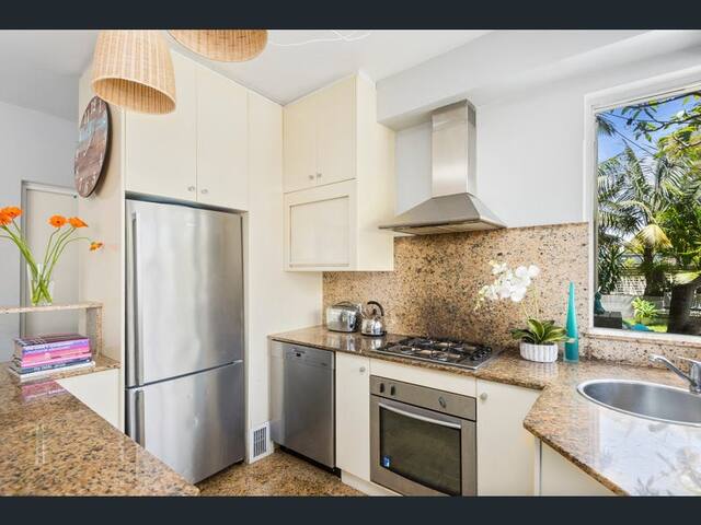 Manly with Private Tropical Garden gallery image 4