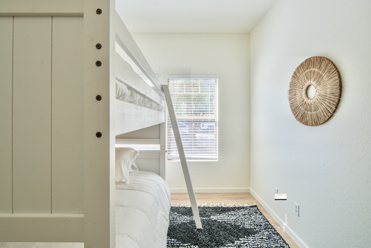 Chumba cha kulala cha upande wa magharibi ambacho hutoa kitanda cha ghorofa na kabati tofauti kwa ajili ya kuweka vitu vyako. Dirisha lenye mapazia linaweka sehemu ikiwa na mwangaza wa kutosha na linahakikisha faragha yako pia! 