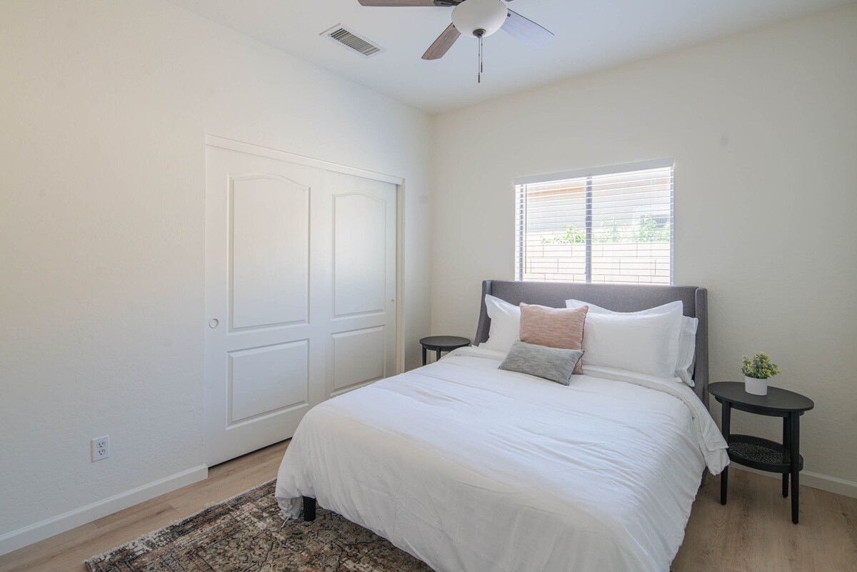 Chumba cha kulala cha pili na kitanda cha malkia chenye ustarehe pamoja na meza za pembeni na kabati kubwa kwa hivyo huna haja ya kuwa na wasiwasi kuhusu kuweka vitu vyako! Mito ya ziada na mashuka ya kitanda hutolewa kwa ukaaji wako wa starehe.