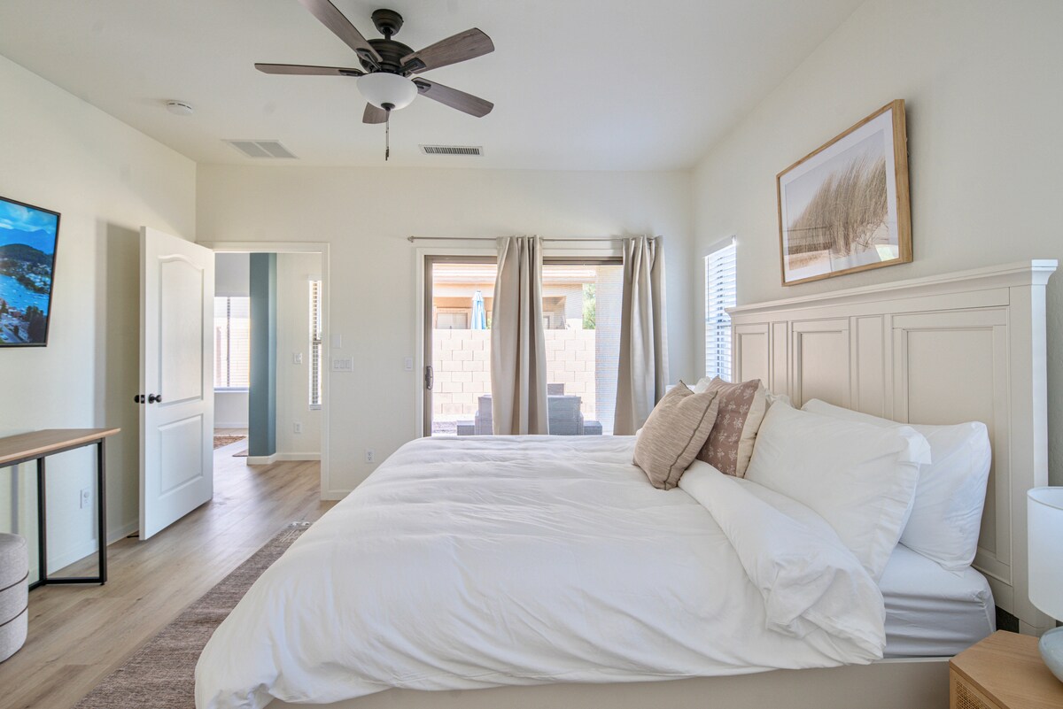 Chumba cha kulala cha Master ambacho kinakupa kitanda cha ukubwa wa king kwa ajili ya kina kwako, 55" TV na Netflix, Hulu, na Disney, sehemu mahususi ya kufanyia kazi, na kabati ya kuweka vitu vyako salama.  