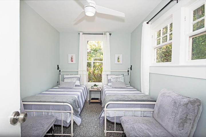 This was located conveniently near campus and shopping & eating! The home was near perfect! well stocked, well kept and very roomy for us four! -Melanie