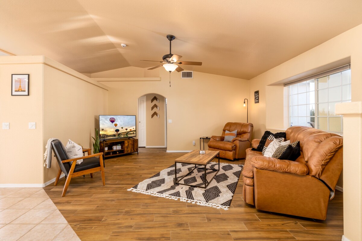 Successful Airbnb property: Cheerful 3 bedroom with Pool and Mountain Views in Lake Havasu City