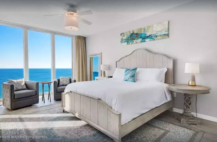 Hlavná spálňa s prístupom na balkón, šatníkom, komorou, inteligentnou televíziou a oknami od podlahy až po strop