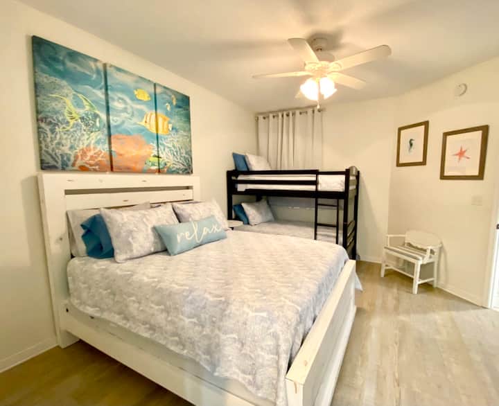 Stredná spálňa s novým nábytkom! Má manželskú posteľ a sadu dvojčaťových lôžok. 