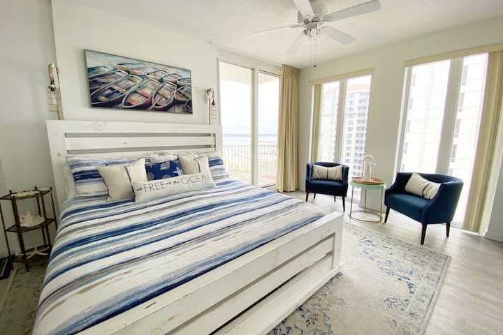 2. hlavná spálňa s manželskou posteľou, vlastným balkónom, komorou, televízorom, vlastnou kúpeľňou, vlastným vchodom do/von z bytu (uzamykateľná) a kuchynským kútom. Toto všetko je nová posteľná bielizeň!