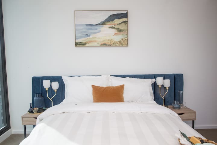 Stunning 3 BR, 2 Bath Apartment, Pool, C/Pk, Views gallery image 2