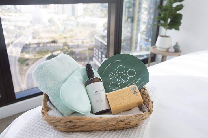 Stunning 3 BR, 2 Bath Apartment, Pool, C/Pk, Views gallery image 5