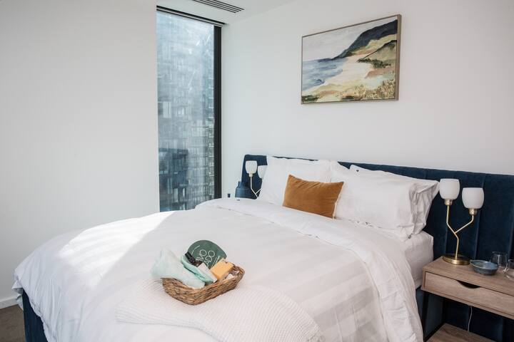 Stunning 3 BR, 2 Bath Apartment, Pool, C/Pk, Views gallery image 3