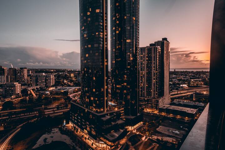 Stunning 3 BR, 2 Bath Apartment, Pool, C/Pk, Views