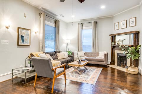 Successful Airbnb property: 2min Walk to Bishop Arts|King Bed|Historic|Pets in Kidd Springs