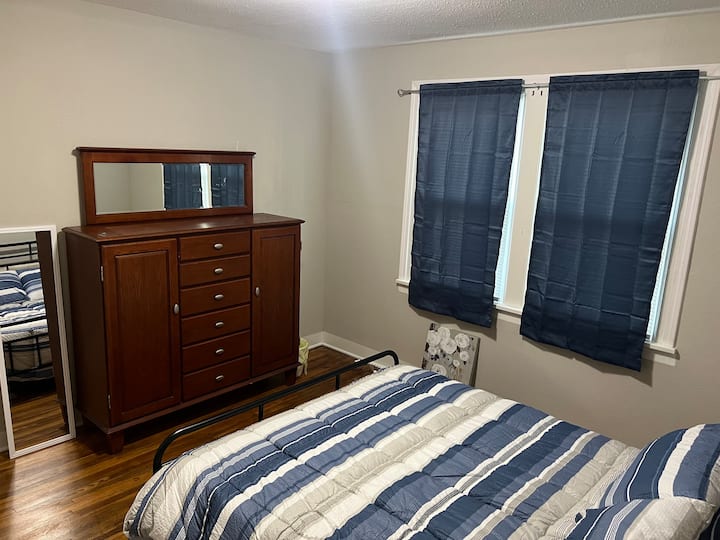 Chumba cha kulala 1 na kitanda cha ukubwa wa Malkia, kabati kubwa na kabati ya kujipambia