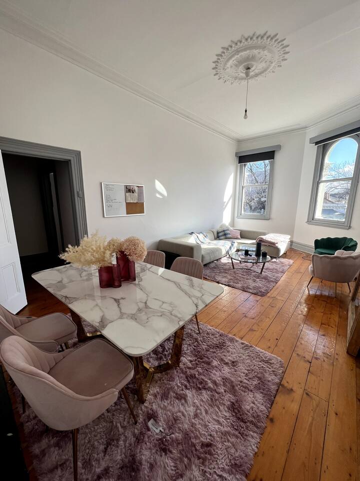 Spacious apartment in the heart of Albert Park. Apartments for Rent