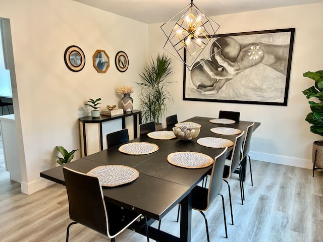 Mid-century, modern 5-bedroom home w/ fireplaces