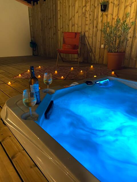 Exceptional lodge with private hot tub