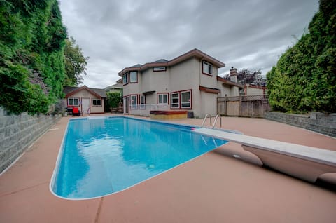 Large 8 BR, AC, sleeps 22, pool, hottub,pool table