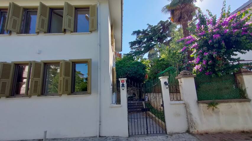 Beautiful Villa with Garden in Büyükada gallery image 3