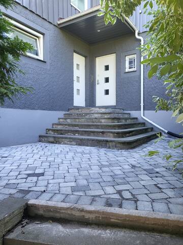 Moderne halvdel av hus med stor hage og egen spa gallery image 2