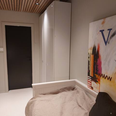 Moderne halvdel av hus med stor hage og egen spa gallery image 5