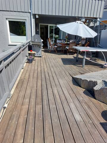 Moderne halvdel av hus med stor hage og egen spa gallery image 3