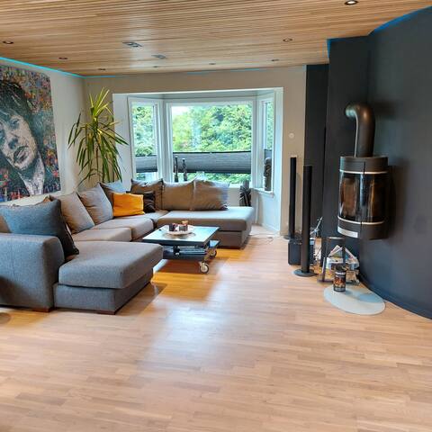 Moderne halvdel av hus med stor hage og egen spa gallery image 4