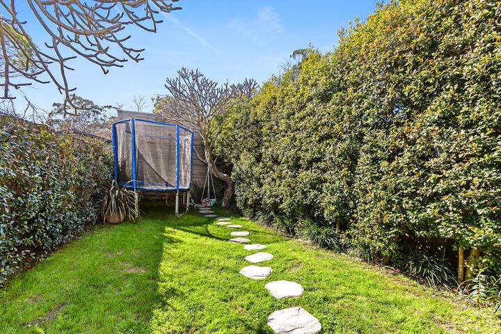 Sun Filled House – Walk to Bronte Beach gallery image 3