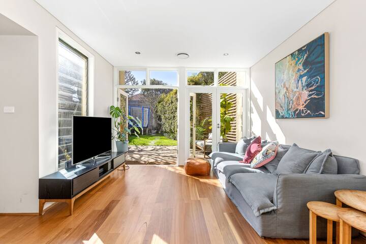 Sun Filled House – Walk to Bronte Beach