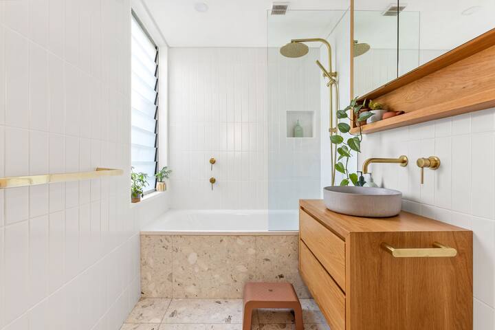 Sun Filled House – Walk to Bronte Beach gallery image 5