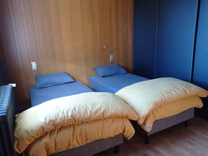 Chambre N° 4 côté jardin-penderie