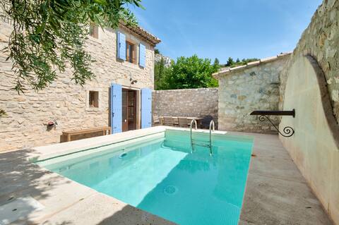 In the heart of the Alpilles, stone house