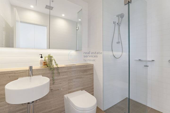 Modern Luxury Apartment with Expansive Views gallery image 2