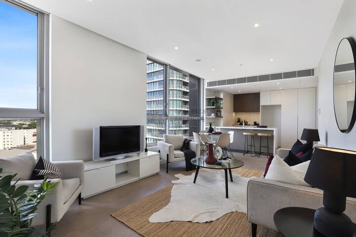 Modern Luxury Apartment with Expansive Views gallery image 4