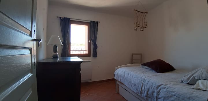 La zona de los niños (en general), pero los mayores también pueden dormir allí. Dos camas en esta cama de cajón. Habitación en el nivel 2.