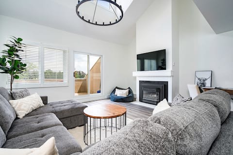 Successful Airbnb property: Apres-Blu | Walk to Village & Private Patio in The Blue Mountains