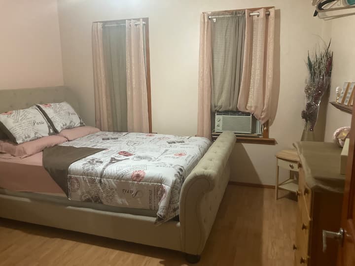 Dhoma e gjumit #1 jashtë dhomës së ndenjjes me një krevat dopio "queen"